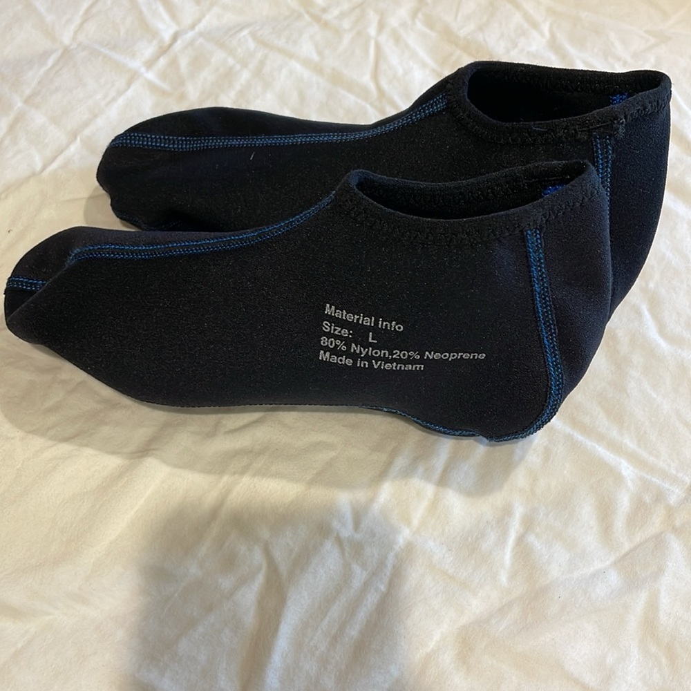 TYR | neoprene swim booties | size L